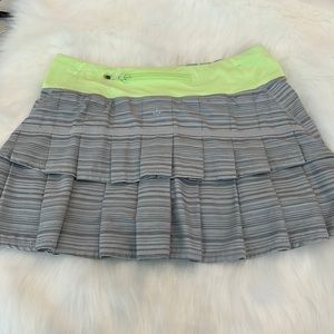 Lululemon pace setter Gray stripe size 6 excellent condition